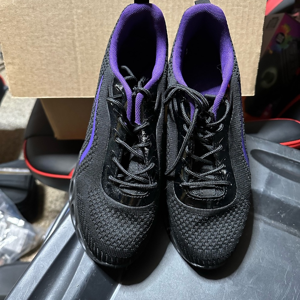 Woman’s shoes size 9